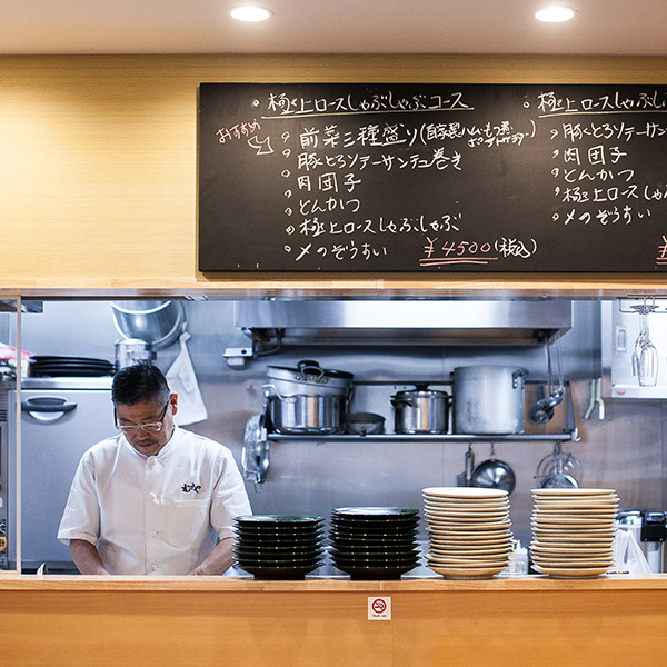 店主との楽しい会話もカウンター席ならではの特権です